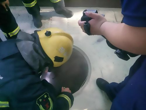 人行道上電纜井